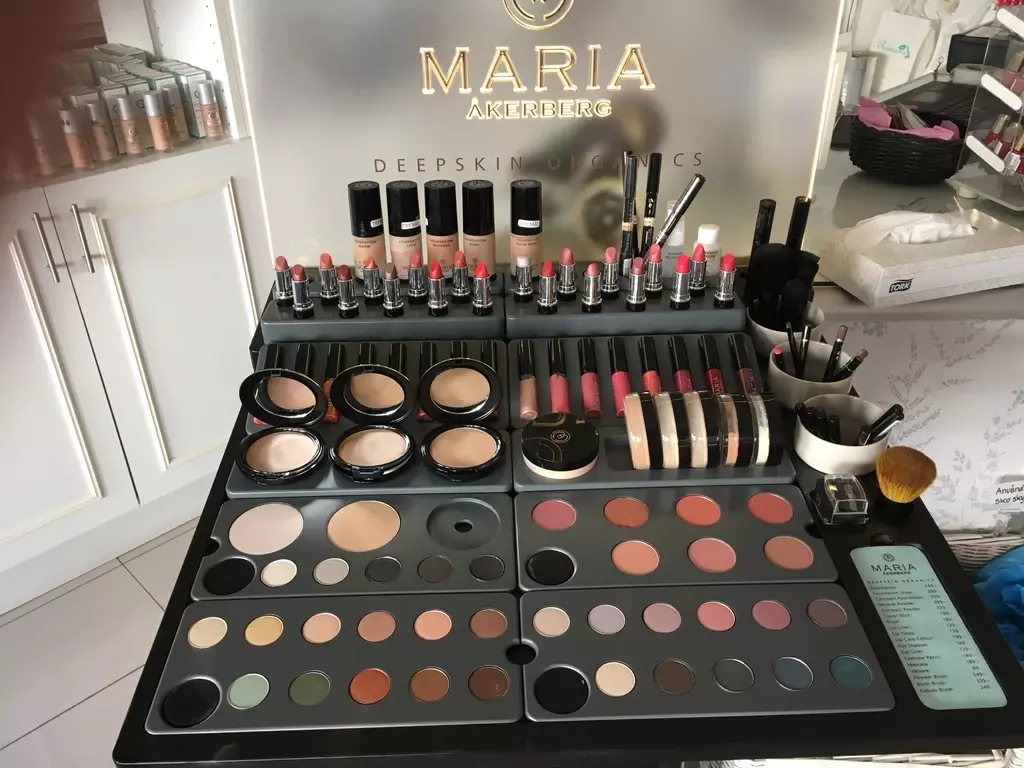 Vi har nu Maria Åkerbergs make-up sortiment.